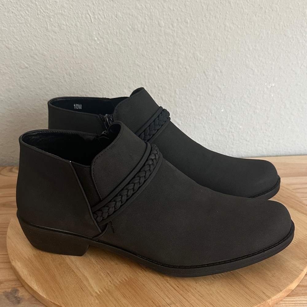 Easy Street Womens Jalia Block Heel Booties